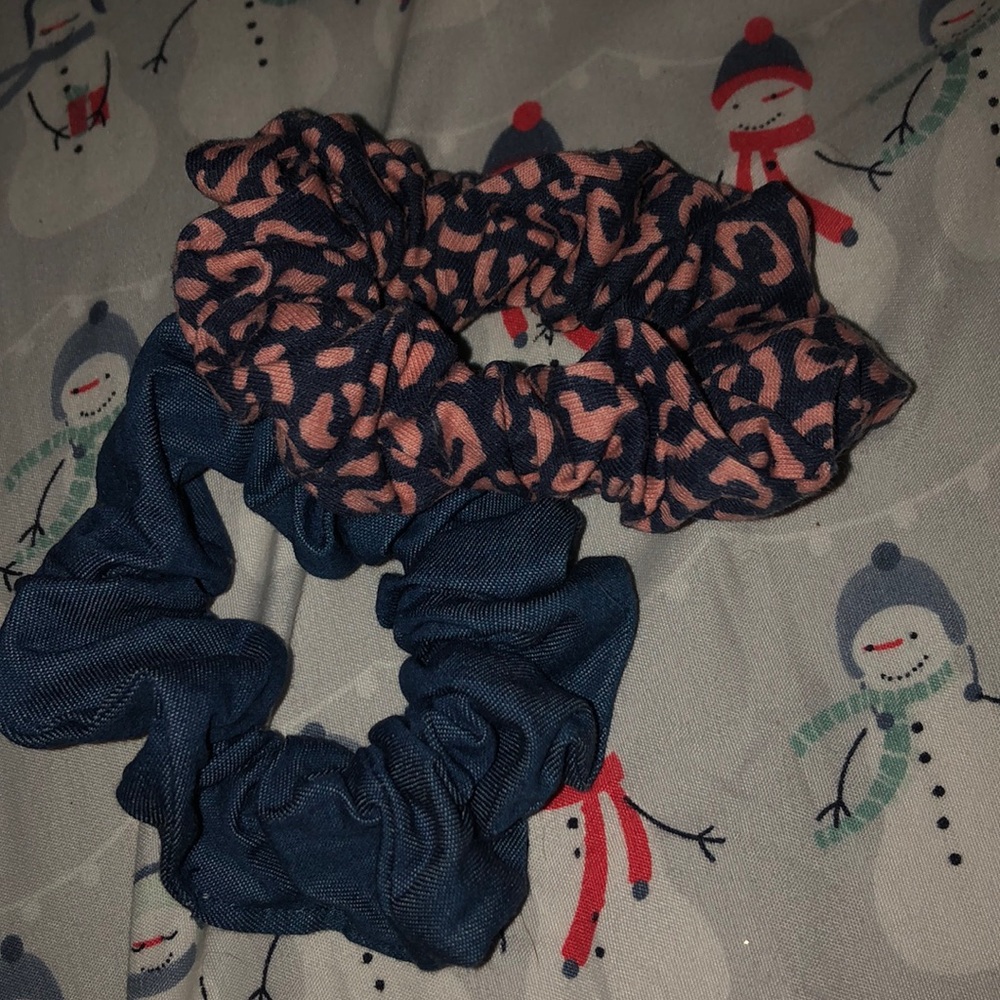 2 scrunchies